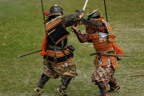 Samurai em armadura tradicional japonesa