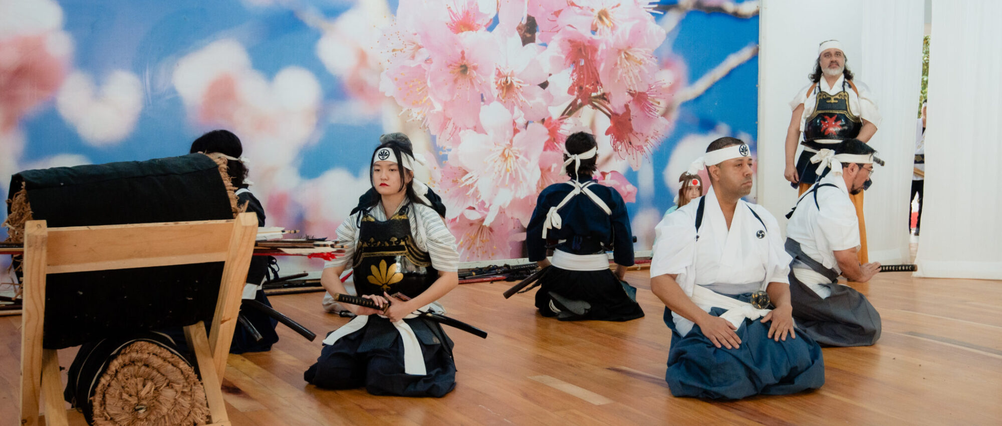 Praticantes de artes marciais japonesas em evento cultural
