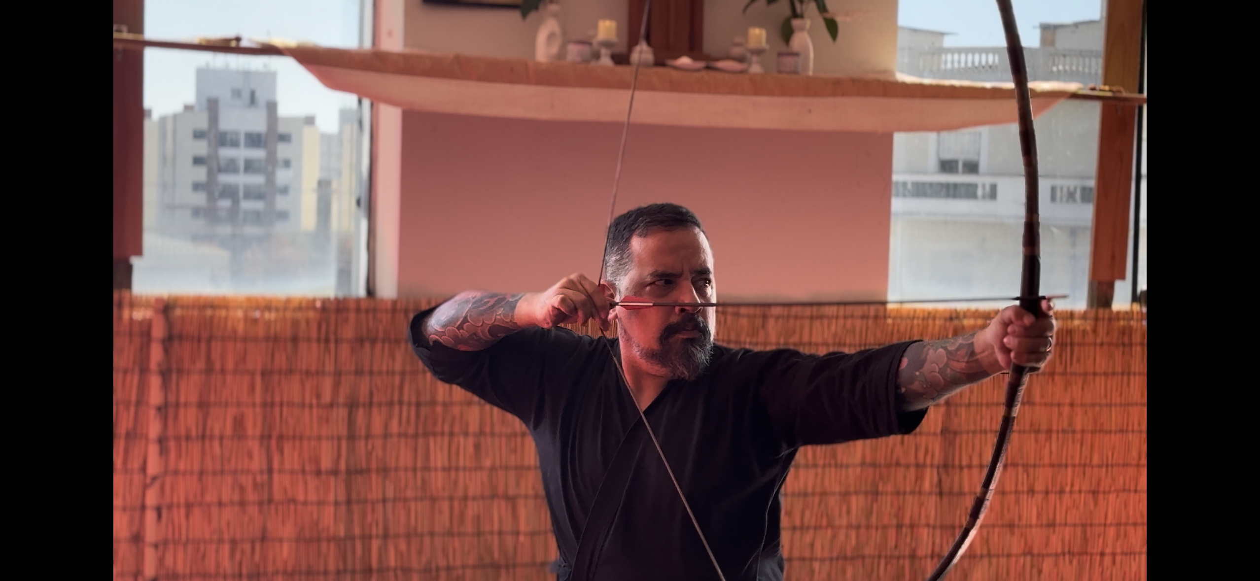 Jason Sensei com o arco aberto durante a prática de kyūjutsu