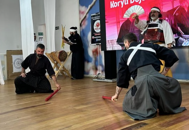 Kenjiro e Goeihashi representando Aizu Ryū na Ryujinkai