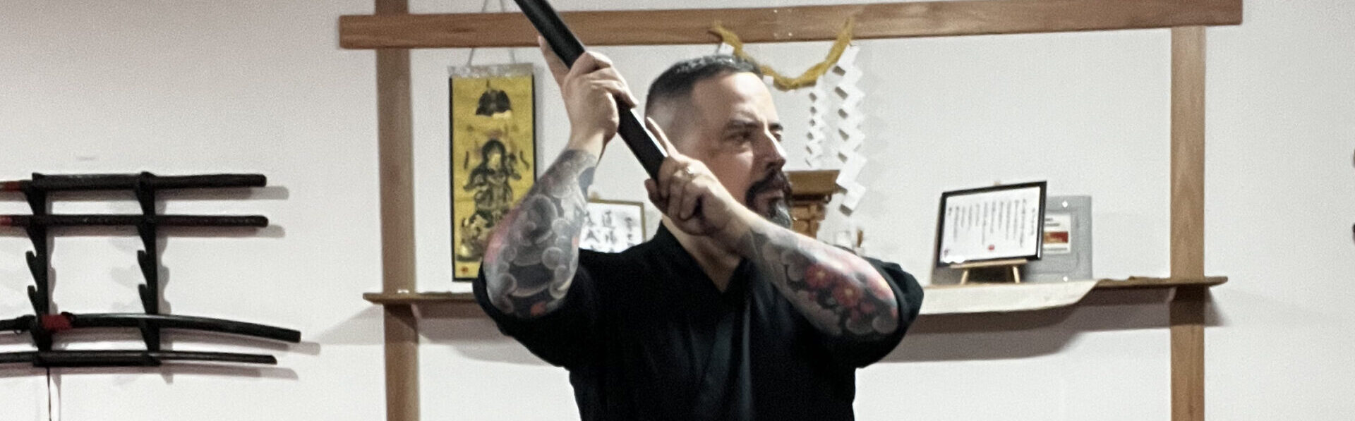 Jason Vieira Sensei em postura de Kenjutsu no Koryu Dojo