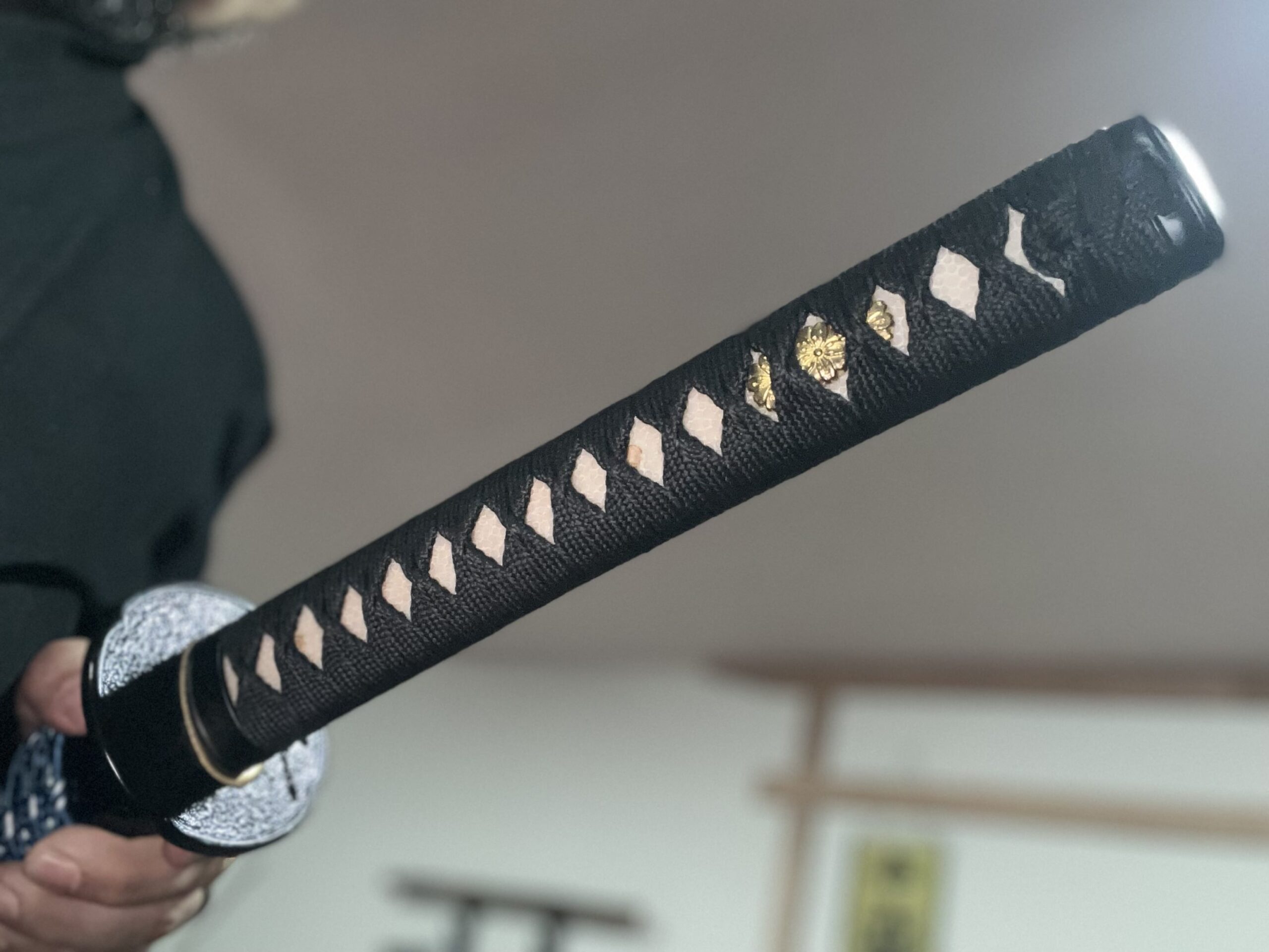 Detalhe artístico de katana e tsuba