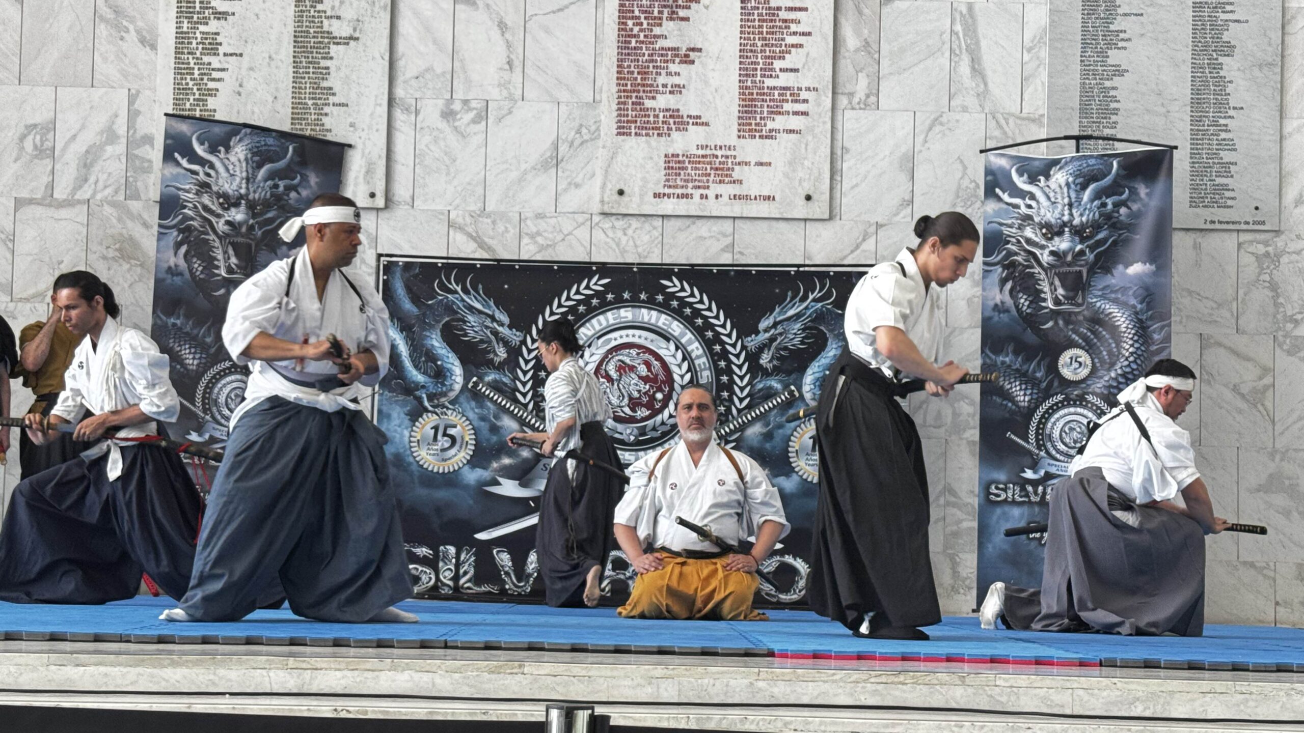 Demonstração coletiva de técnicas de espada da Shintō Ryū