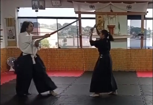 Treinamento coletivo de Kenjutsu no Koryu Dojo