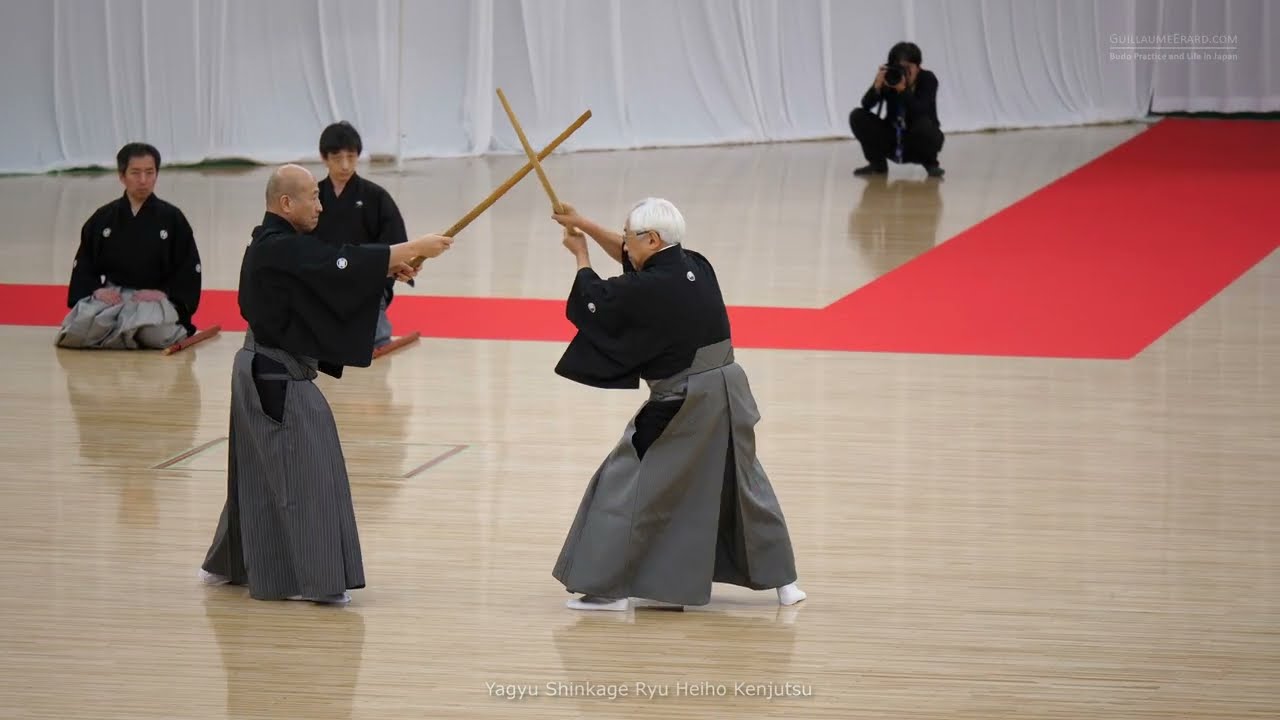Demonstração de Yagyū Shinkage Ryū com espadas de madeira