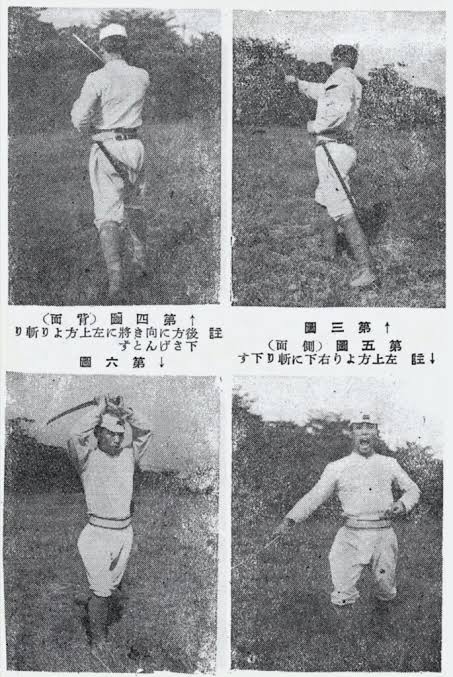 Prancha com quatro fotografias de movimentos de espada da Toyama Ryū