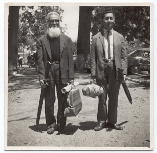 Fotografia histórica de dois homens em área externa